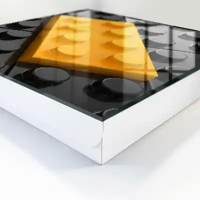 Gelber Block mit schwarzen Elementen