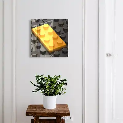 Gelber Block mit schwarzen Elementen