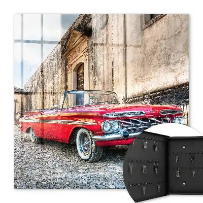 Retro-Auto vor architektonischem Hintergrund