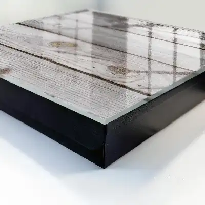 Die Holzstruktur schafft eine gemütliche Atmosphäre.
