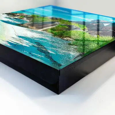 Ein tropischer Strand mit üppigem Grün