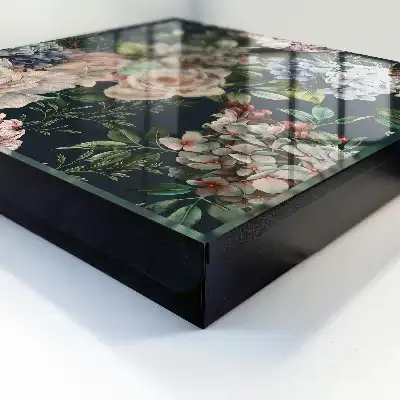 Blumenmuster auf dunklem Hintergrund