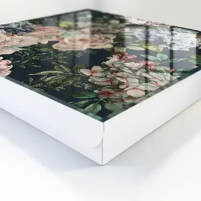 Blumenmuster auf dunklem Hintergrund