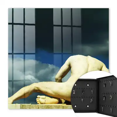 Klassische Eleganz vor Wolkenhintergrund