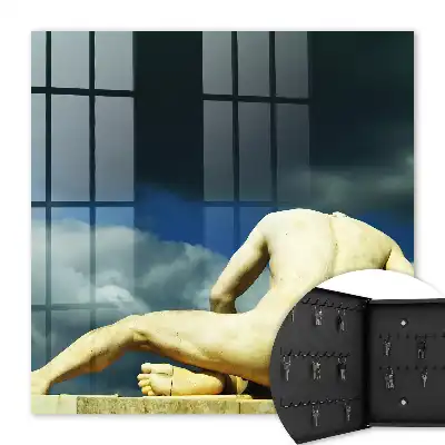 Klassische Eleganz vor Wolkenhintergrund
