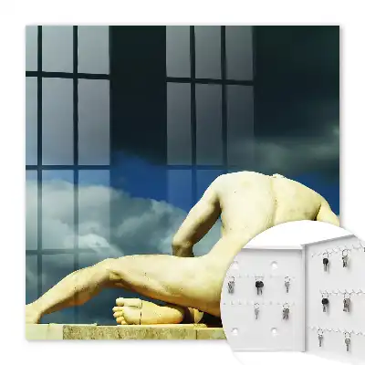 Klassische Eleganz vor Wolkenhintergrund