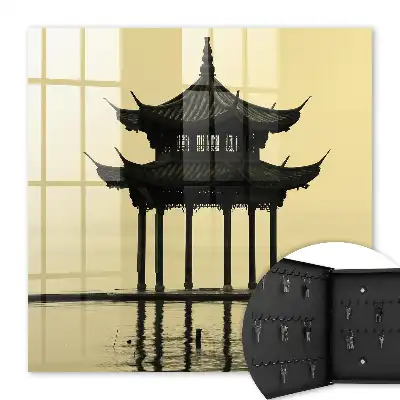 Pavillon im Wasser in ruhigen Schatten