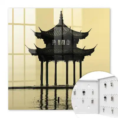 Pavillon im Wasser in ruhigen Schatten
