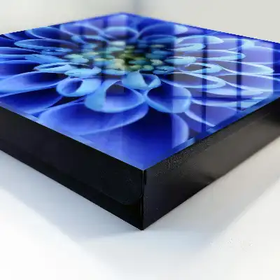 Eine blaue Blume spiralförmig