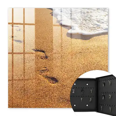 Die Ruhe des Strandes und die Meereswellen