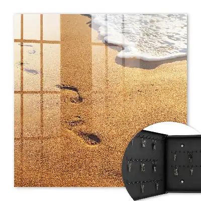 Die Ruhe des Strandes und die Meereswellen