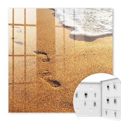 Die Ruhe des Strandes und die Meereswellen