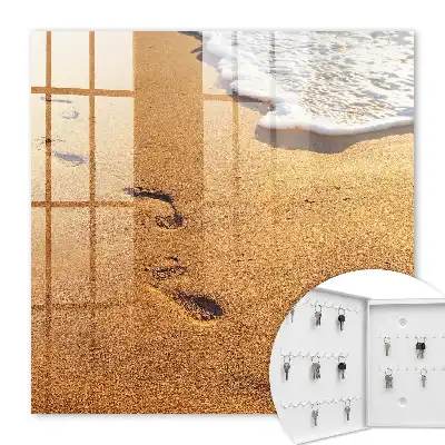 Die Ruhe des Strandes und die Meereswellen