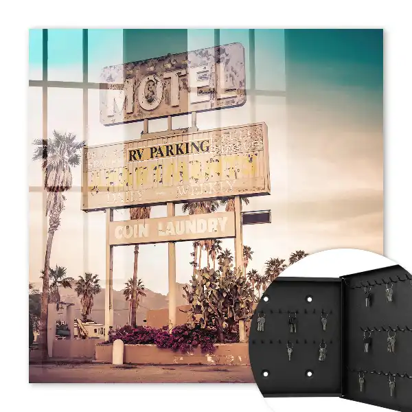 Retro-Motel mit Palmen im Hintergrund