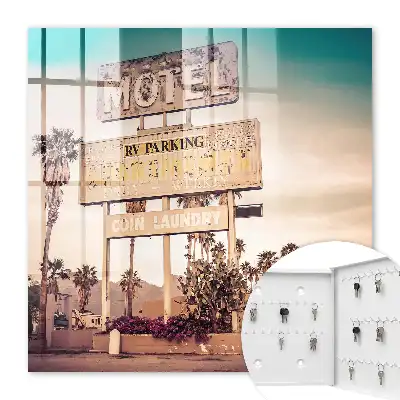 Retro-Motel mit Palmen im Hintergrund