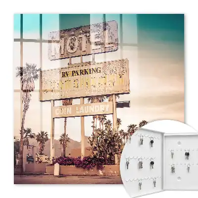 Retro-Motel mit Palmen im Hintergrund