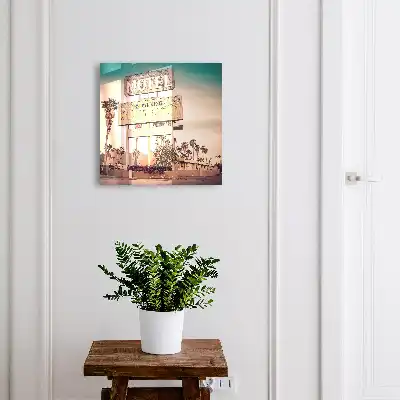 Retro-Motel mit Palmen im Hintergrund
