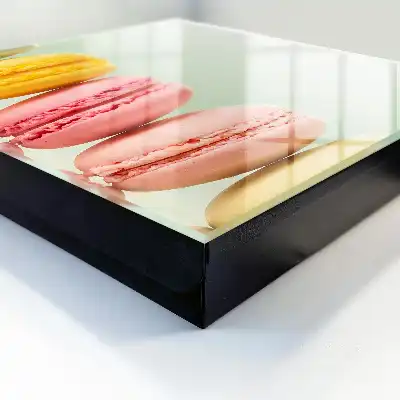 Farbenfrohe Köstlichkeiten vor pastellfarbenem Hintergrund