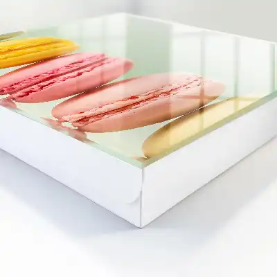 Farbenfrohe Köstlichkeiten vor pastellfarbenem Hintergrund