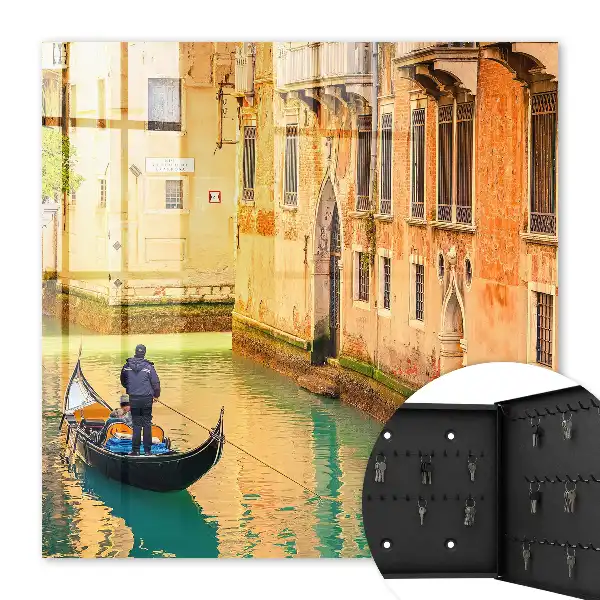 Ein venezianischer Kanal mit Gebäuden im Hintergrund