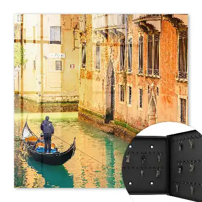 Ein venezianischer Kanal mit Gebäuden im Hintergrund