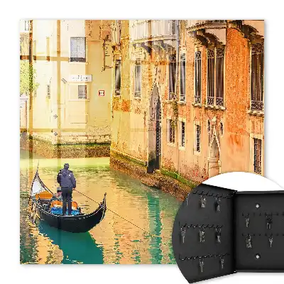 Ein venezianischer Kanal mit Gebäuden im Hintergrund