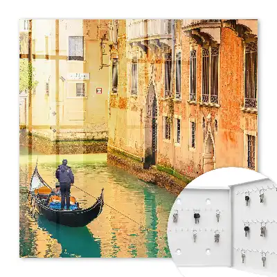 Ein venezianischer Kanal mit Gebäuden im Hintergrund