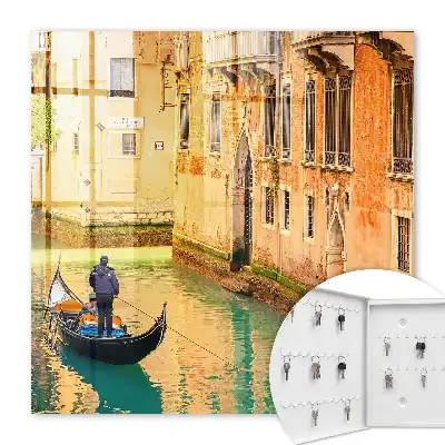 Ein venezianischer Kanal mit Gebäuden im Hintergrund
