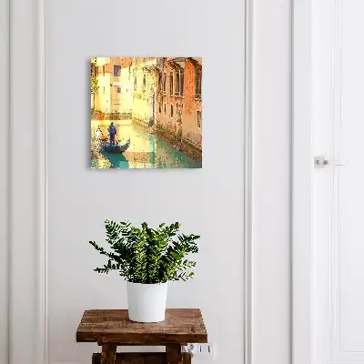 Ein venezianischer Kanal mit Gebäuden im Hintergrund