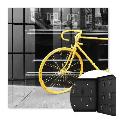 Gelbes Fahrrad vor schwarz-weißem Hintergrund