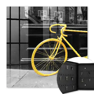Gelbes Fahrrad vor schwarz-weißem Hintergrund