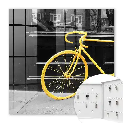 Gelbes Fahrrad vor schwarz-weißem Hintergrund