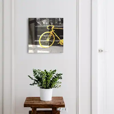 Gelbes Fahrrad vor schwarz-weißem Hintergrund