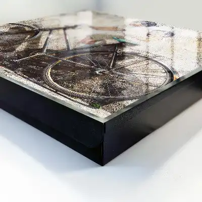 Kinder und ein Fahrrad an einer alten Mauer
