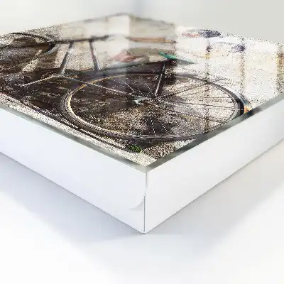 Kinder und ein Fahrrad an einer alten Mauer
