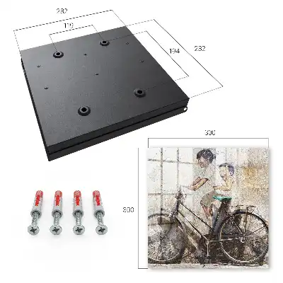 Kinder und ein Fahrrad an einer alten Mauer