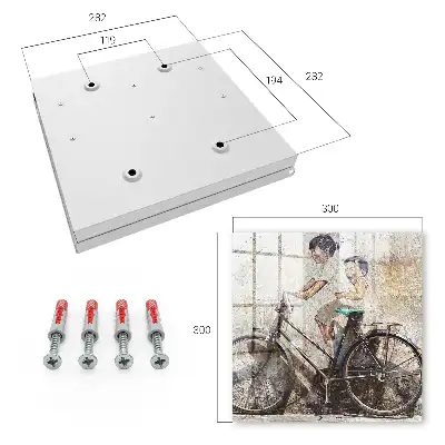 Kinder und ein Fahrrad an einer alten Mauer
