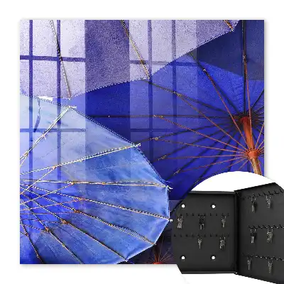 Blaue Regenschirme in dynamischer Anordnung