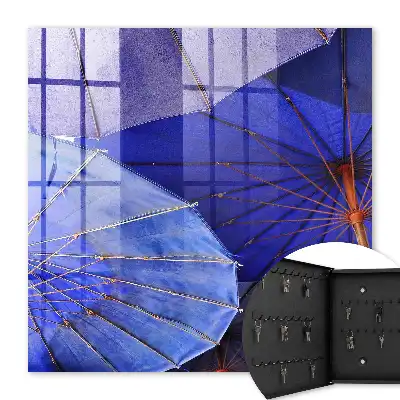 Blaue Regenschirme in dynamischer Anordnung