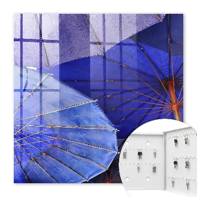 Blaue Regenschirme in dynamischer Anordnung
