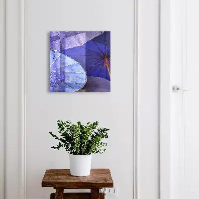 Blaue Regenschirme in dynamischer Anordnung