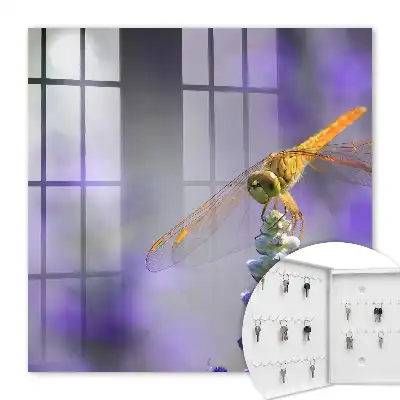 Libelle auf einer lila Blüte