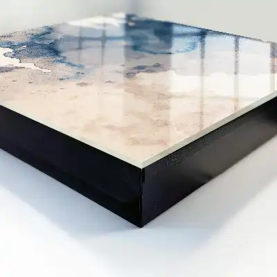 Aquarellflecken mit braunen Akzenten