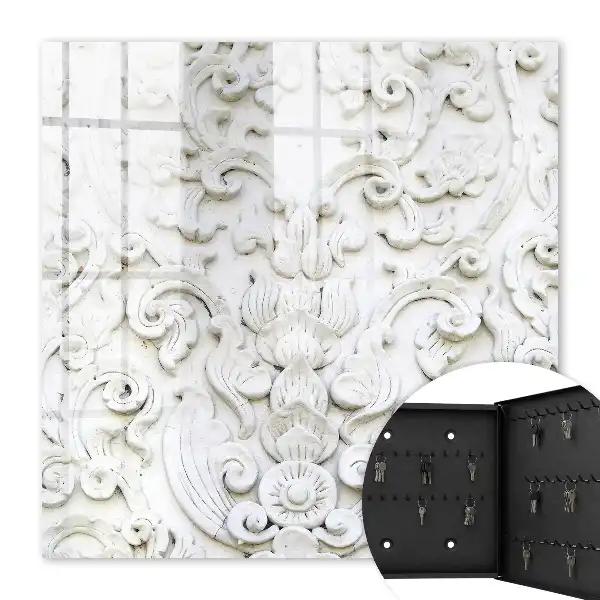 Weiße Ornamente in feinen Formen