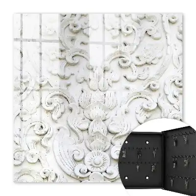 Weiße Ornamente in feinen Formen