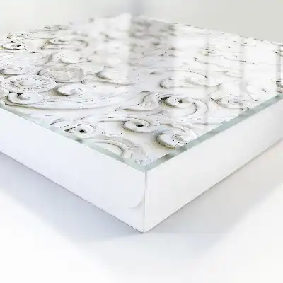 Weiße Ornamente in feinen Formen