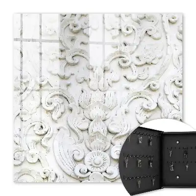 Weiße Ornamente in feinen Formen