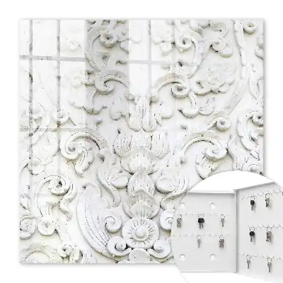 Weiße Ornamente in feinen Formen