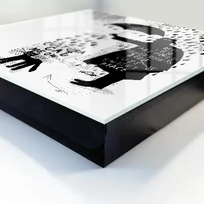 Schwarze Silhouette mit geheimnisvollen Inschriften