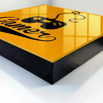 Gamepad und orangefarbene Beschriftung